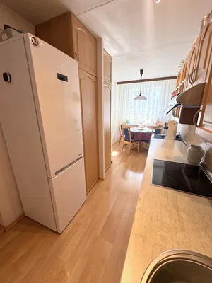 Küche; küchengeräte, holzboden, tageslicht, moderner stil