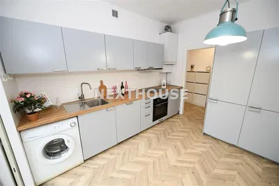 Cuisine; électroménager, parquet, rénové, lumière naturelle