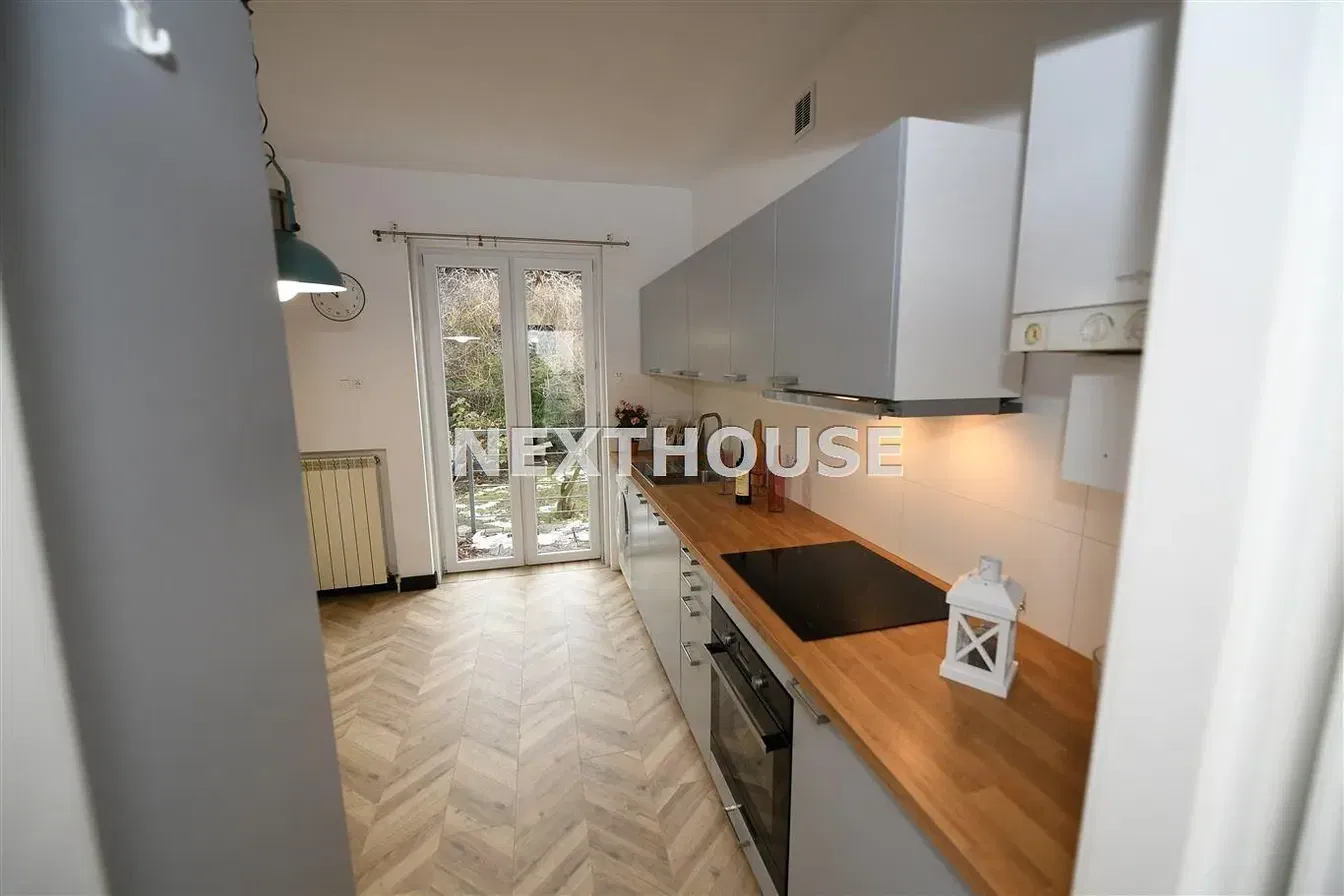 Cuisine; parquet, lumière naturelle, style moderne, électroménager