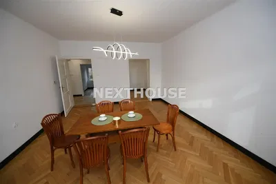 Salle à manger; parquet, lumière naturelle