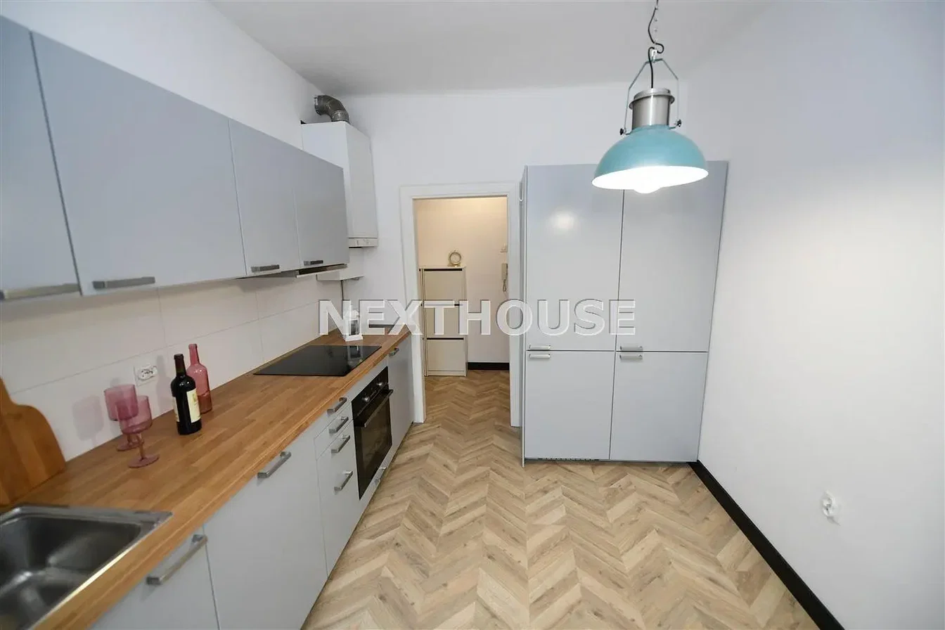Cuisine; électroménager, parquet, rénové, lumière naturelle