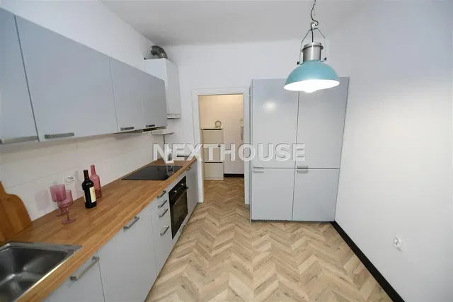 Cuisine; électroménager, parquet, rénové, lumière naturelle