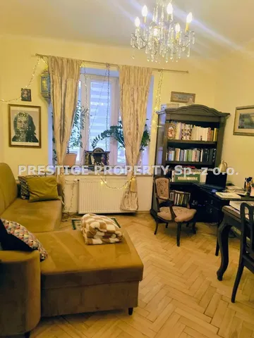 Woonkamer; houten vloer, rustieke stijl, natuurlijk licht