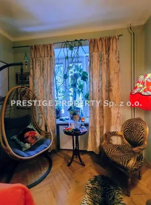 Soggiorno; pavimento in legno, luce naturale, stile rustico