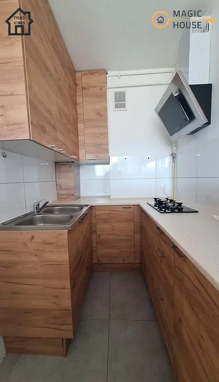 Cuisine; électroménager, carrelage, rénové, lumière naturelle, style moderne