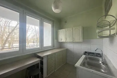 Cuisine; vue, carrelage, lumière naturelle