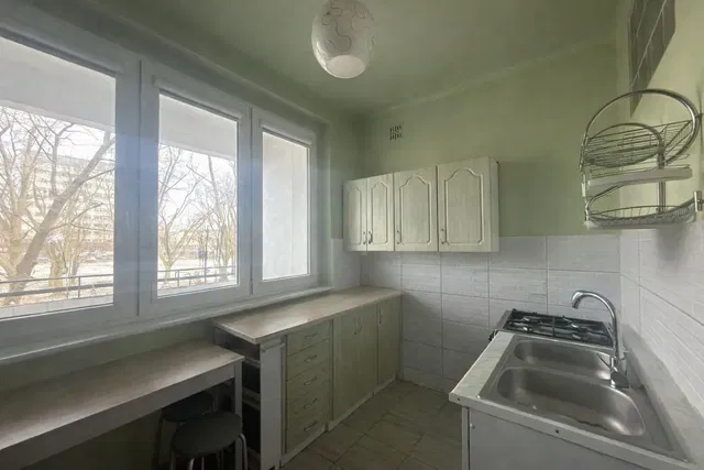 Kuchnia; widok, podłoga z płytek, światło dzienne