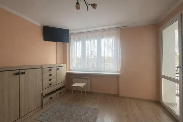 Sypialnia; podłoga drewniana, światło dzienne