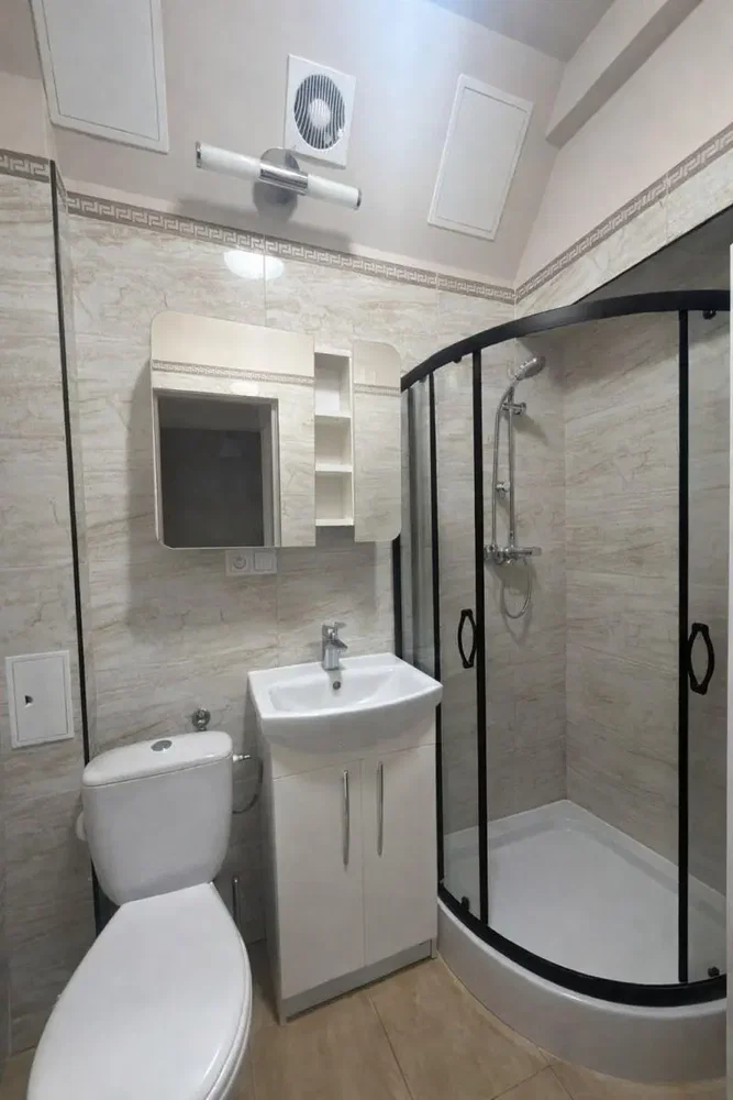 Salle de bain; carrelage, rénové, lumière naturelle