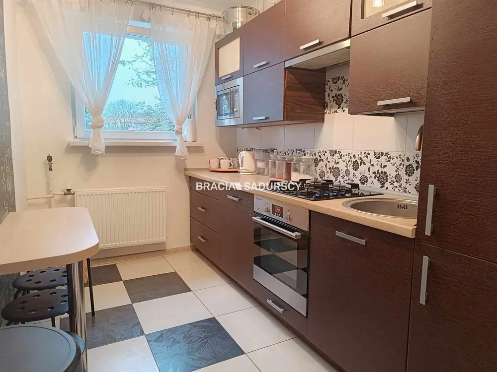 Kuhinja; kuhinjski aparati, pogled, prirodno svjetlo, moderni stil