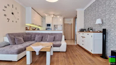 Oturma odası; ahşap zemin, modern stil, doğal ışık