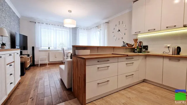 Cozinha; chão de madeira, luz natural, estilo moderno