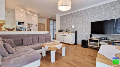 Oturma odası; ahşap zemin, doğal ışık, modern stil