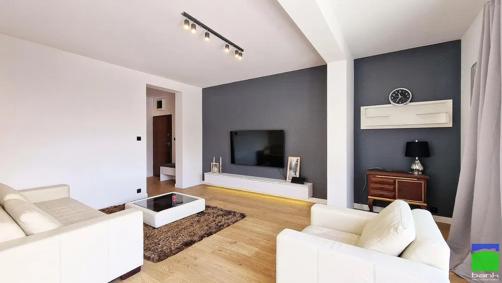 Wohnzimmer; tageslicht, holzboden, moderner stil