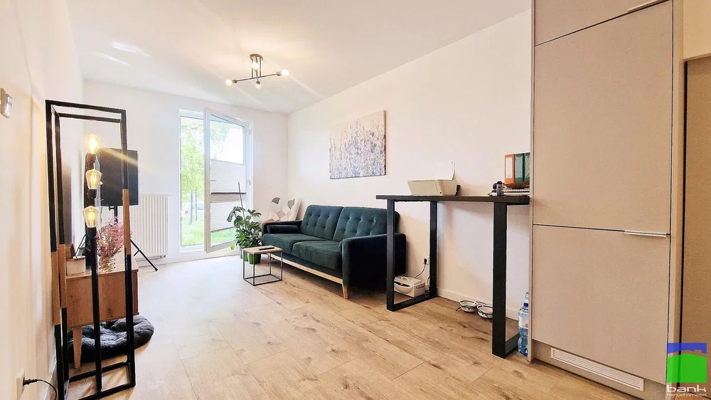 Oturma odası; doğal ışık, modern stil, ahşap zemin