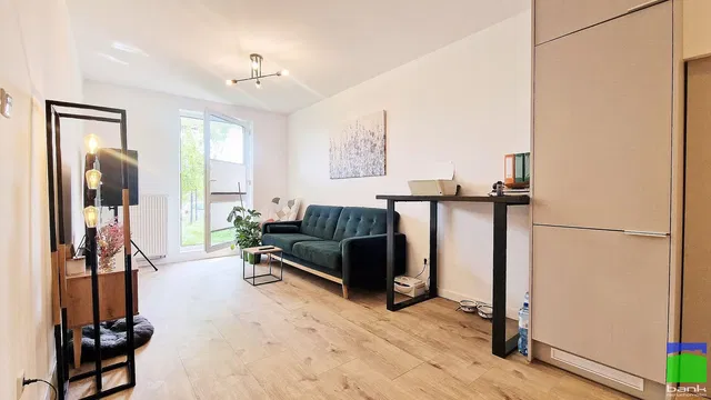 Sala de estar; luz natural, estilo moderno, chão de madeira