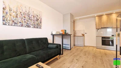 Oturma odası; modern stil, ahşap zemin, doğal ışık, mutfak aletleri