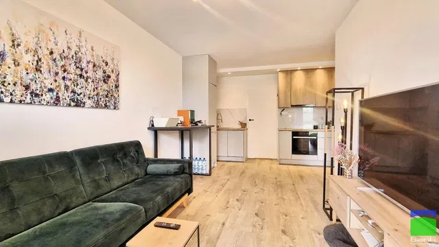 Sala de estar; estilo moderno, chão de madeira, luz natural, eletrodomésticos