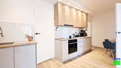 Mutfak; mutfak aletleri, ahşap zemin, doğal ışık, modern stil, tadilatlı