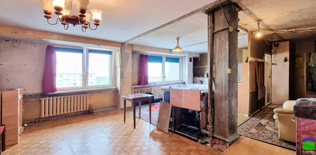 Salon; nécessite rénovation, lumière naturelle