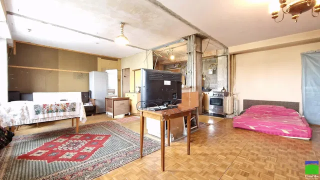 Autre; nécessite rénovation, parquet