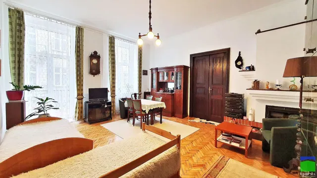 Sala de estar; luz natural, chão de madeira, lareira