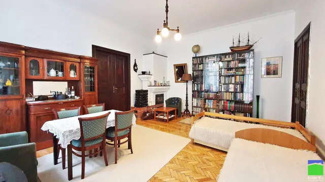 Sala de estar; chão de madeira, lareira, estilo rústico, luz natural