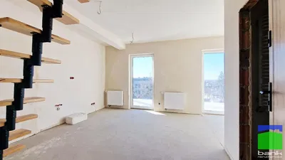 Salon; lumière naturelle, nécessite rénovation