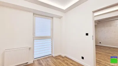 Yatak odası; doğal ışık, ahşap zemin, tadilatlı