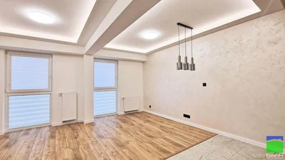 Oturma odası; ahşap zemin, doğal ışık, modern stil