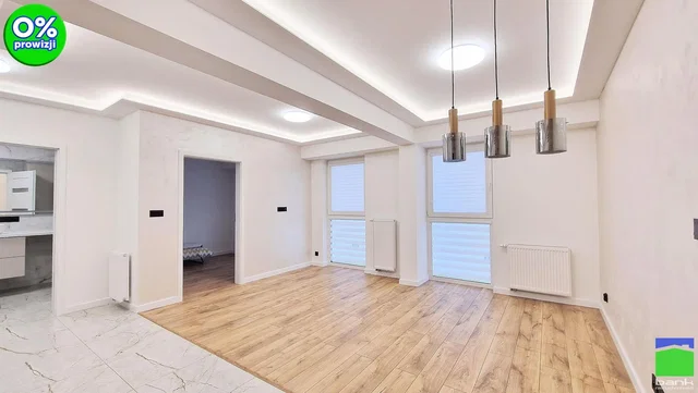 Woonkamer; natuurlijk licht, houten vloer, gerenoveerd