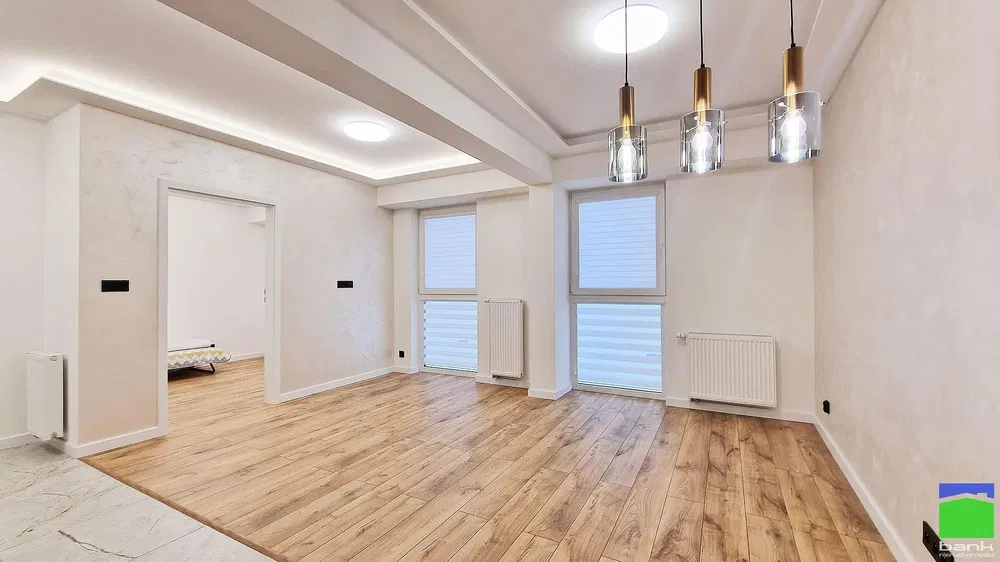 Salon; lumière naturelle, rénové, parquet