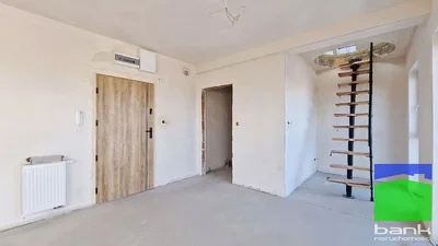 Остало; потребна реновација, дрвени под