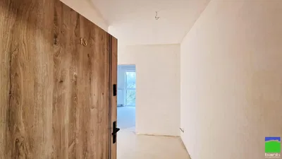 Соба; дрвени под, природно светло