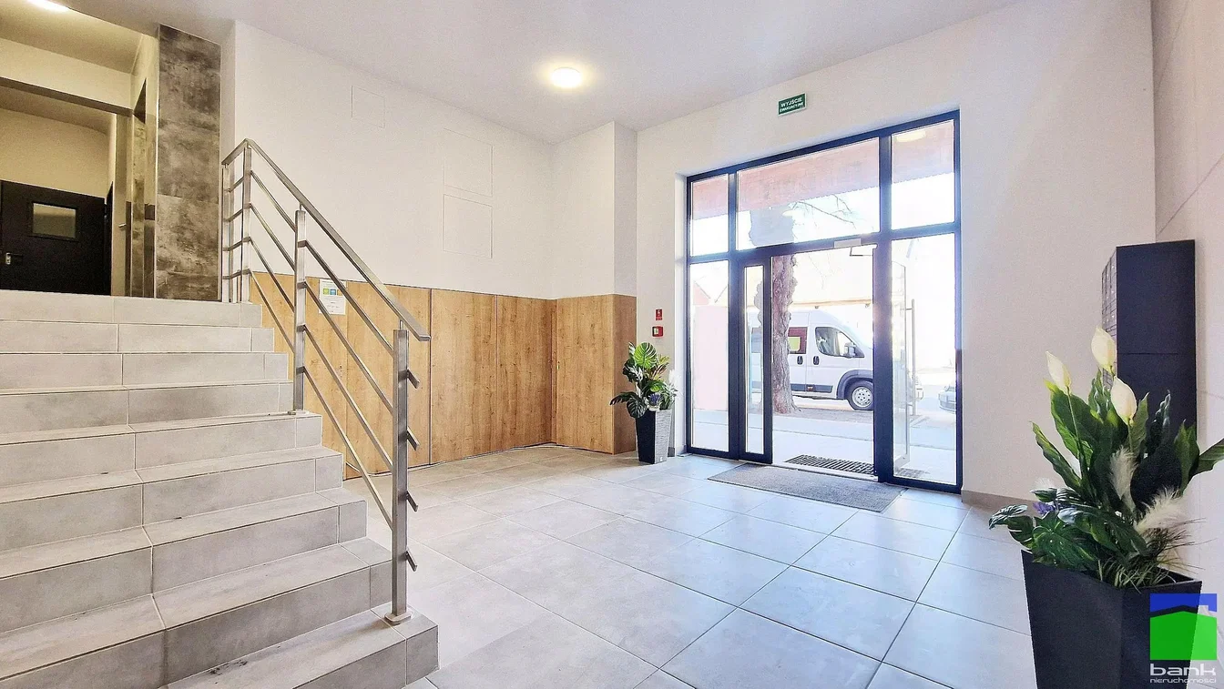 Кућа и околина; плочице, природно светло