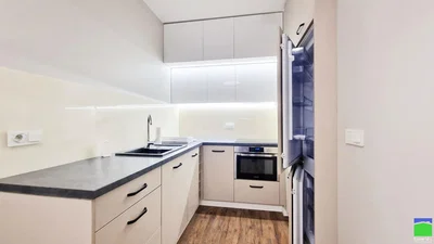 Mutfak; mutfak aletleri, tadilatlı, ahşap zemin, doğal ışık, modern stil