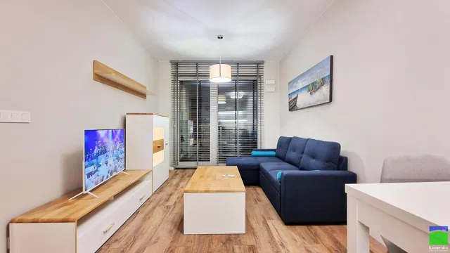 Oturma odası; modern stil, ahşap zemin, doğal ışık