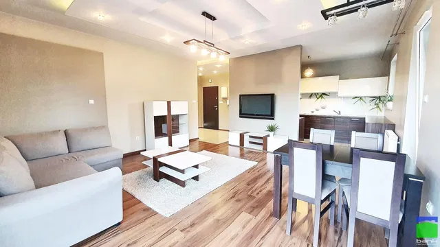 Oturma odası; doğal ışık, modern stil, ahşap zemin