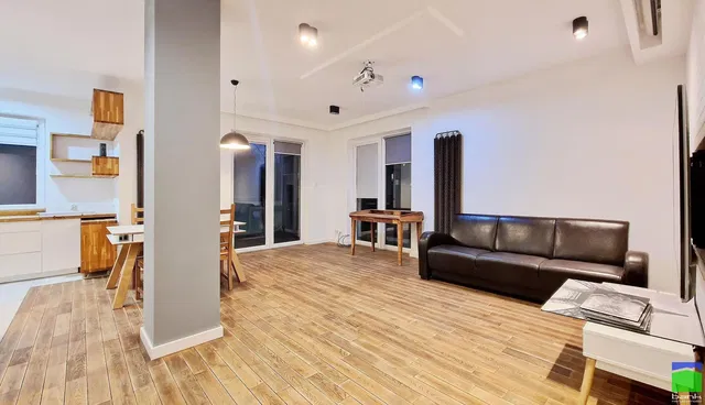 Oturma odası; ahşap zemin, doğal ışık