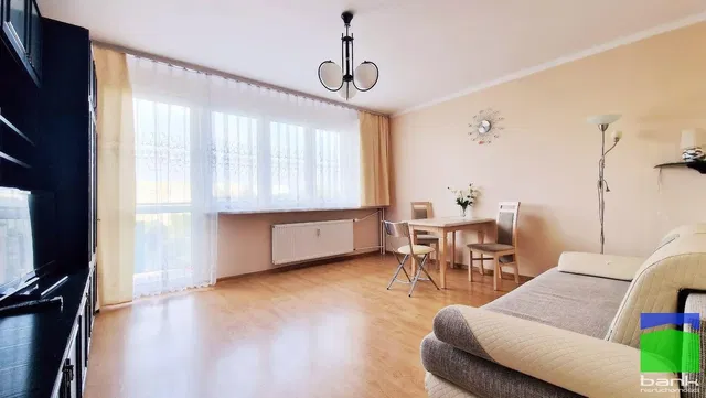 Sala de estar; luz natural, chão de madeira