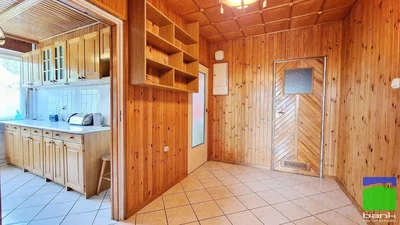 Kuhinja; pločice, drvene grede