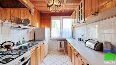 Kuhinja; kuhinjski aparati, prirodno svjetlo, drvene grede, pločice