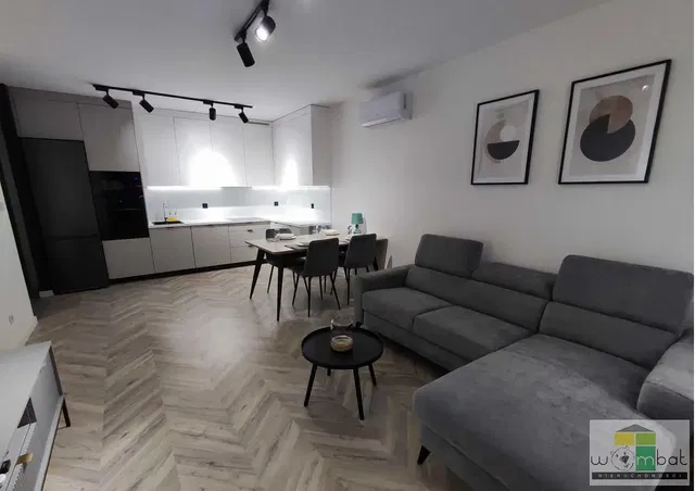 Oturma odası; modern stil, ahşap zemin, doğal ışık, tadilatlı