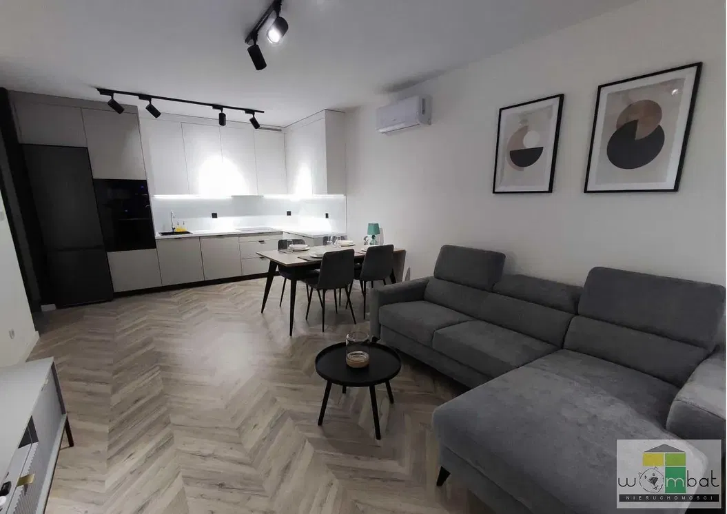 Oturma odası; modern stil, ahşap zemin, doğal ışık, tadilatlı