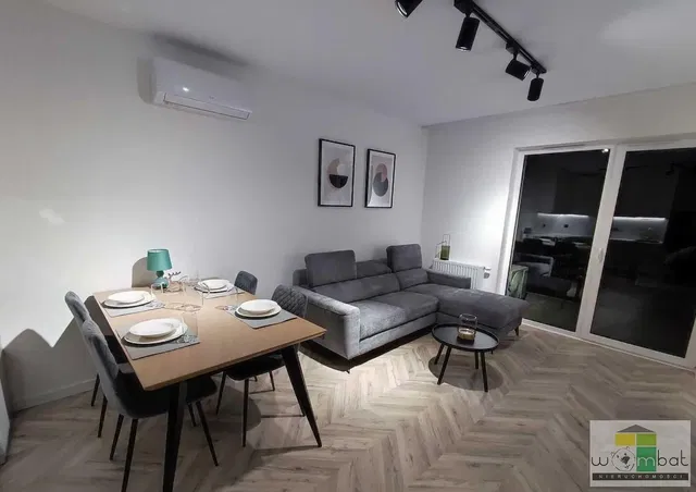 Oturma odası; modern stil, ahşap zemin, doğal ışık