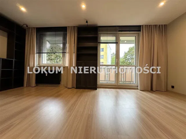 Obývací pokoj; výhled, dřevěná podlaha, přirozené světlo