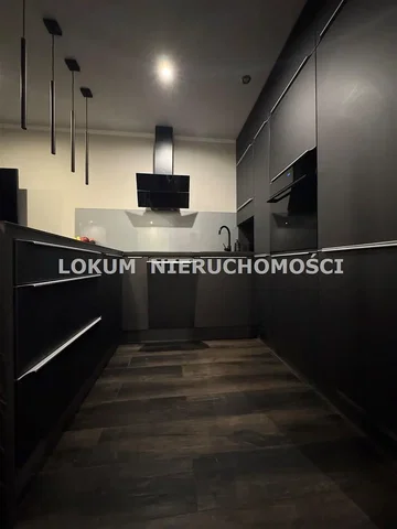 Küche; küchengeräte, moderner stil, holzboden, renoviert