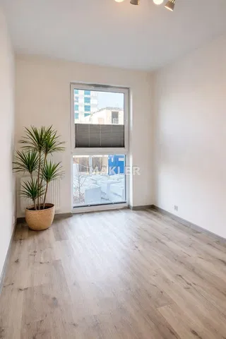 Wohnzimmer; blick, tageslicht, holzboden, renoviert