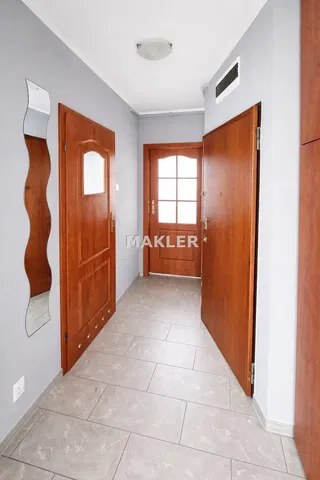 Garderobe; fliesenboden, tageslicht