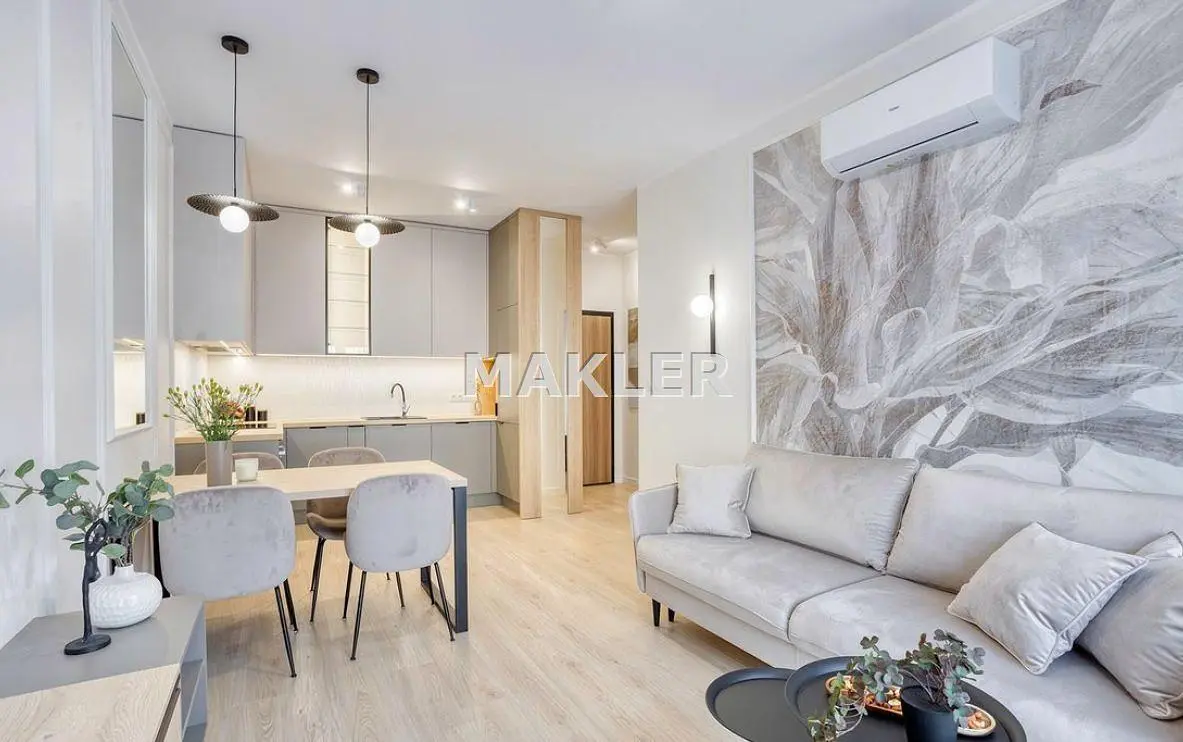 Oturma odası; manzara, doğal ışık, modern stil, ahşap zemin, tadilatlı